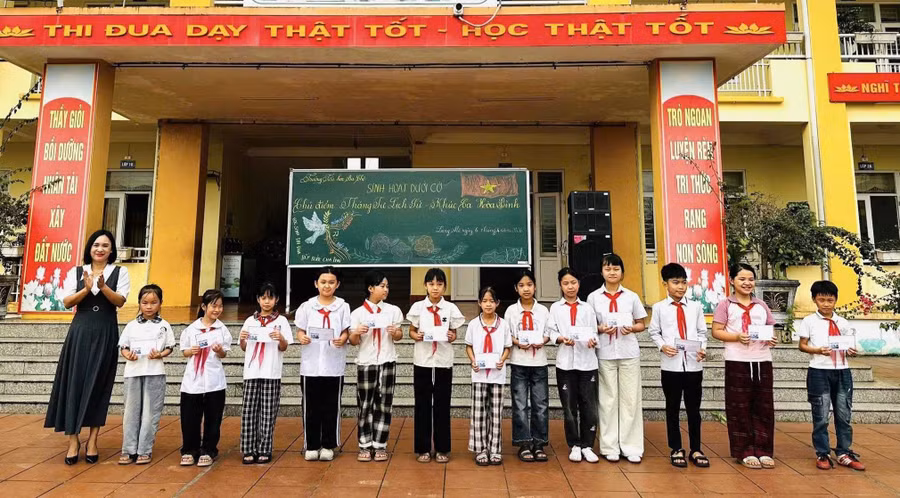 Trao giải cho các học sinh có thành tích cao trong ngày hội.