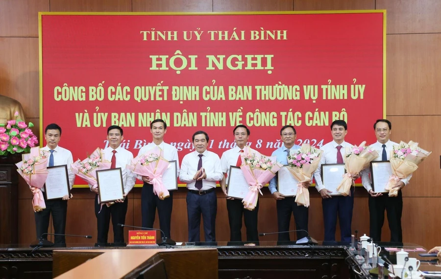 Ông Nguyễn Tiến Thành, Phó Bí thư thường trực Tỉnh ủy, Chủ tịch HĐND tỉnh Thái Bình trao quyết định và tặng hoa cho các cán bộ được bổ nhiệm.