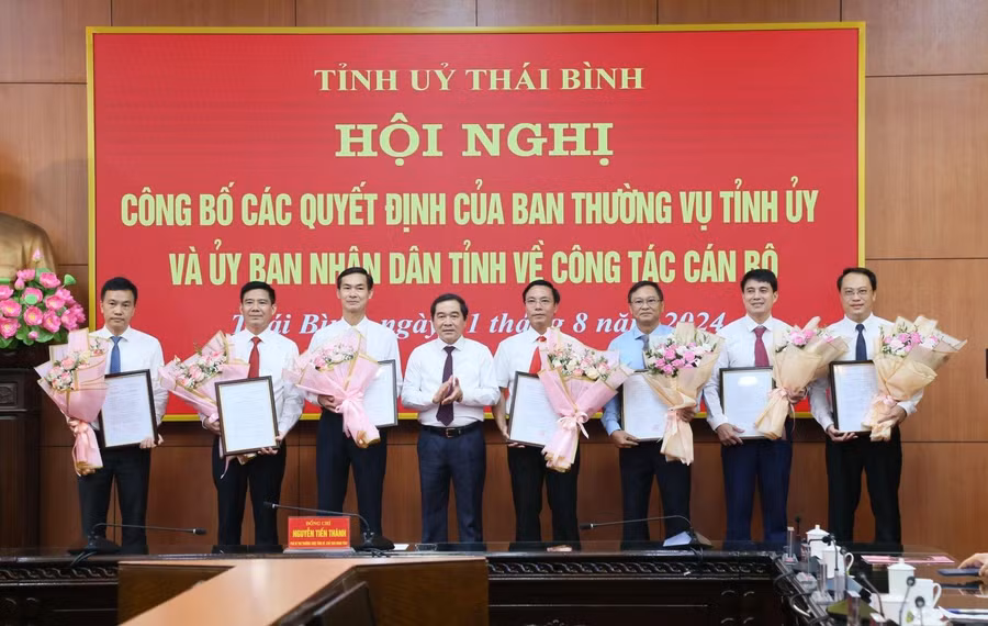 Ông Nguyễn Tiến Thành, Phó Bí thư thường trực Tỉnh ủy, Chủ tịch HĐND tỉnh Thái Bình trao quyết định và tặng hoa cho các cán bộ được bổ nhiệm.
