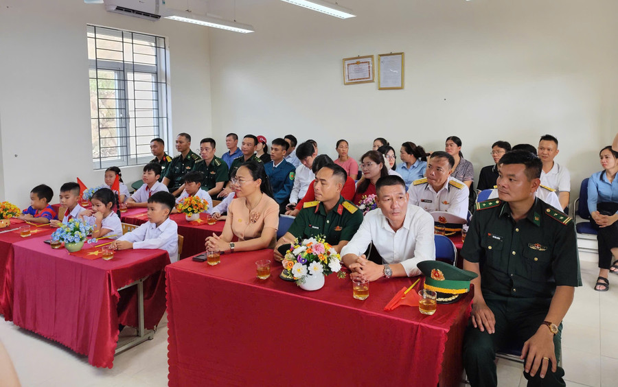 Tại lễ khai giảng sáng nay, 3 cô giáo và 8 học sinh điểm trường thôn đảo Trần được đón nhận rất nhiều sự quan tâm của cấp ủy, chính quyền Đặc khu Cô Tô và các phòng, ban cùng các đơn vị lực lượng vũ trang đóng quân trên đảo. anh-6.jpg