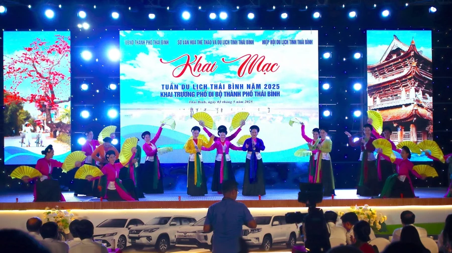 Tiết mục nghệ thuật tại lễ khai mạc.