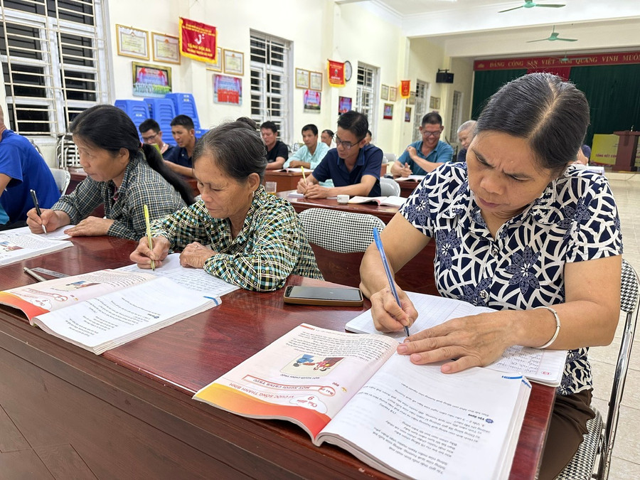 Lớp học XMC tại nhà văn hóa thôn Nà Phạ.