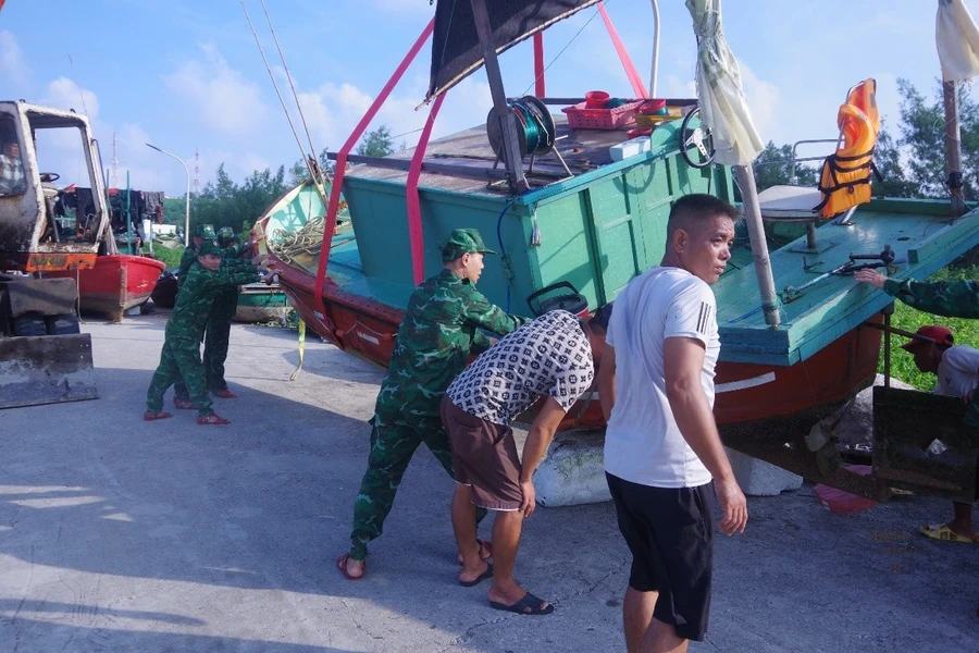 Đồn Biên phòng Bạch Long Vĩ hỗ trợ ngư dân đưa tàu thuyền từ dưới Âu cảng lên bờ tránh bão số 3.