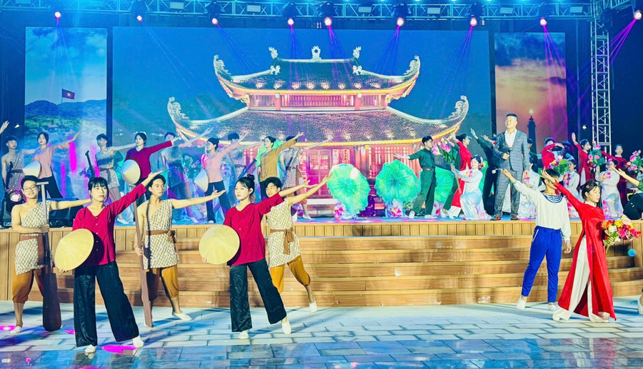 Tiết mục nghệ thuật tại lễ khai mạc.
