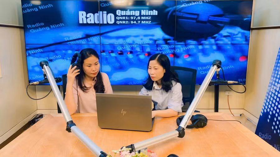 Nhà báo Vũ Thị Dung (bên trái) và nhà báo Nguyễn Thị Thanh Hoa.