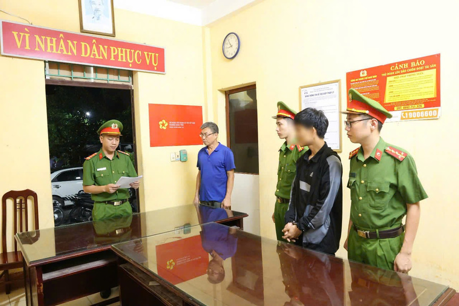 N.V.T. (áo đen) bị tạm giữ về hành vi Gây rối trật tự công cộng.