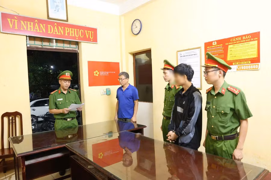 N.V.T. (áo đen) bị tạm giữ về hành vi Gây rối trật tự công cộng.