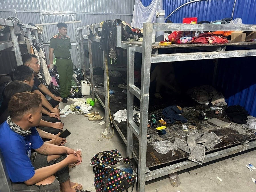 Công an tỉnh Quảng Ninh tiến hành khám xét tại lán trại công nhân.
