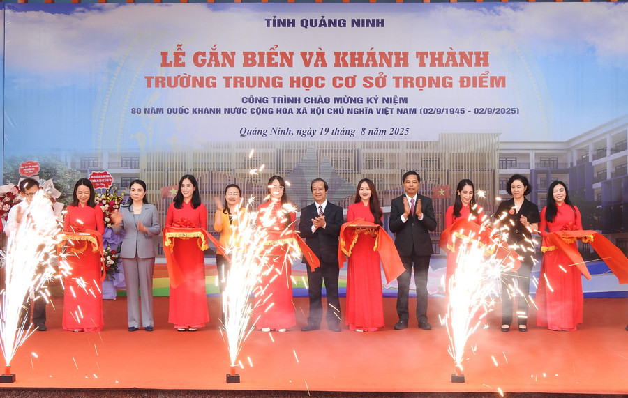 Các đại biểu cắt băng khánh thành. dscn8065.jpg