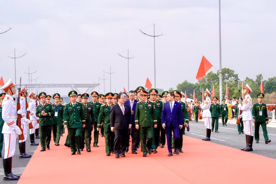 Đoàn đại biểu Việt Nam bắt đầu sang Trung Quốc.