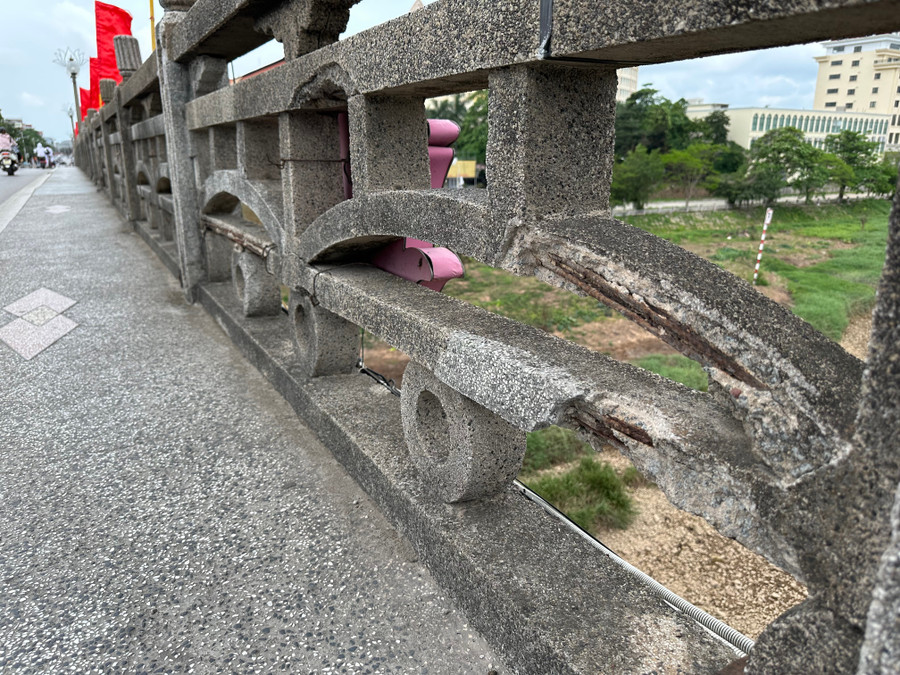 Lan can cầu lộ rõ sắt bên trong. img-8972.jpg