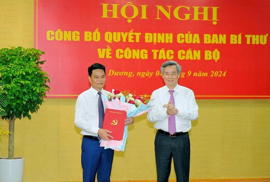 Thừa ủy quyền của Ban Bí thư Trung ương Đảng, Phó Trưởng Ban Tổ chức Trung ương trao quyết định cho tân Phó bí thư Tỉnh ủy Hải Dương Lê Ngọc Châu.