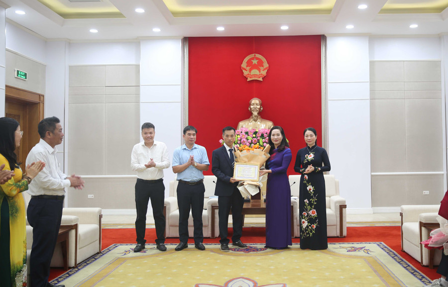 Thầy giáo Hà Đại Tôn được thưởng 200 triệu đồng. anh-1234.jpg