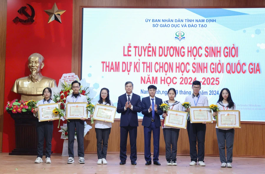 Phó Chủ tịch UBND tỉnh Trần Lê Đoài và lãnh đạo Sở GD&ĐT chúc mừng các học sinh giỏi môn Tiếng Pháp.