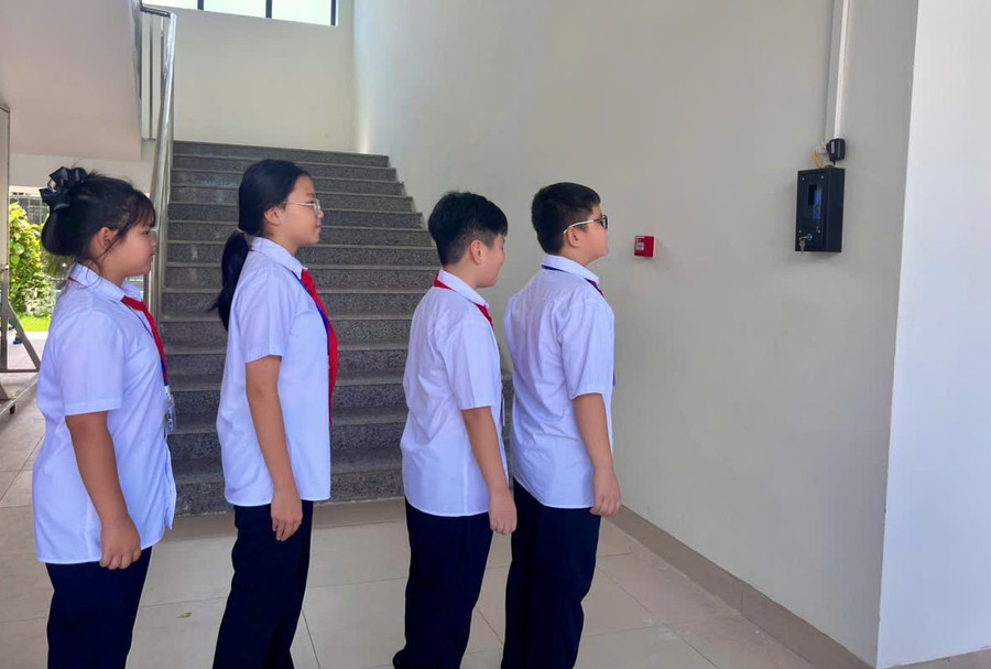 Học sinh Trường THCS Trọng Điểm điểm danh bằng hệ thống camera. anh-12.jpg