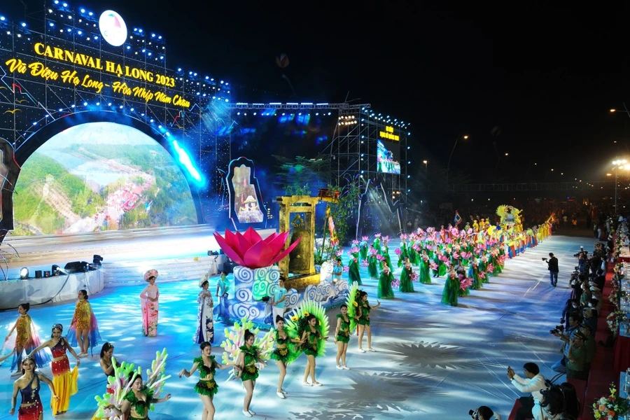 Lễ hội Carnaval Hạ Long 2023 thu hút đông đảo người dân và du khách. 