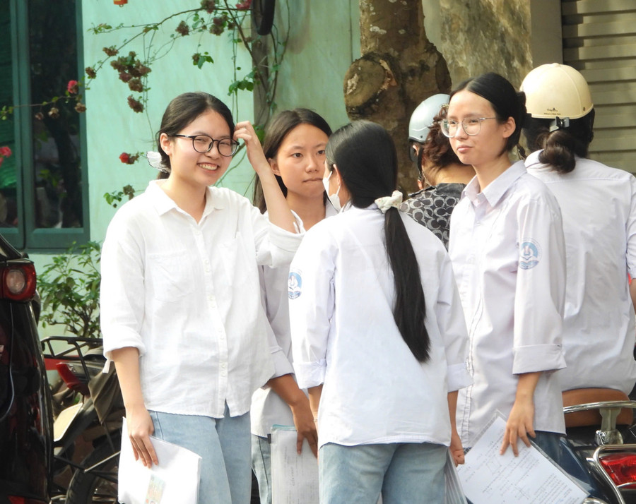 Thí sinh ở Thái Bình trao đổi về đề thi sau khi kết thúc môn Toán. img-9399.jpg