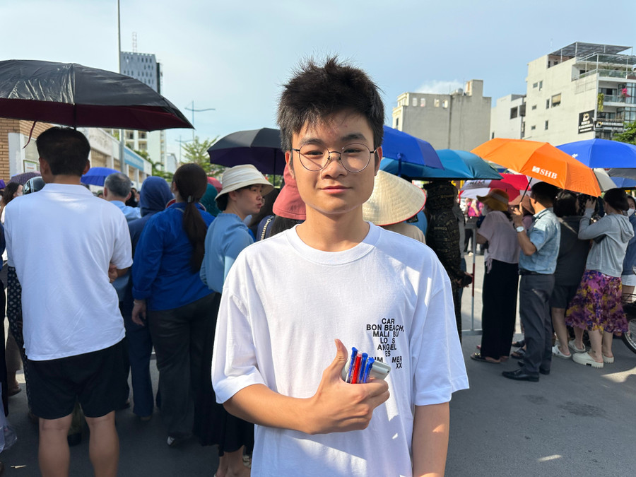 Em Nguyễn Đình Đạt vui vẻ khi kết thúc môn Toán. img-9392.jpg