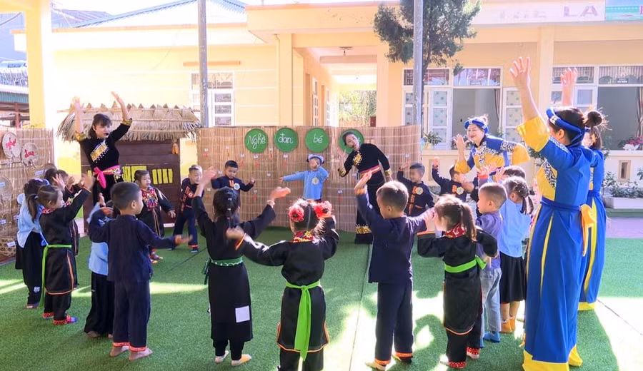 Hoạt động tăng cường tiếng Việt của cô và trò Trường Mầm non Đạp Thanh (xã Đạp Thanh, huyện Ba Chẽ).