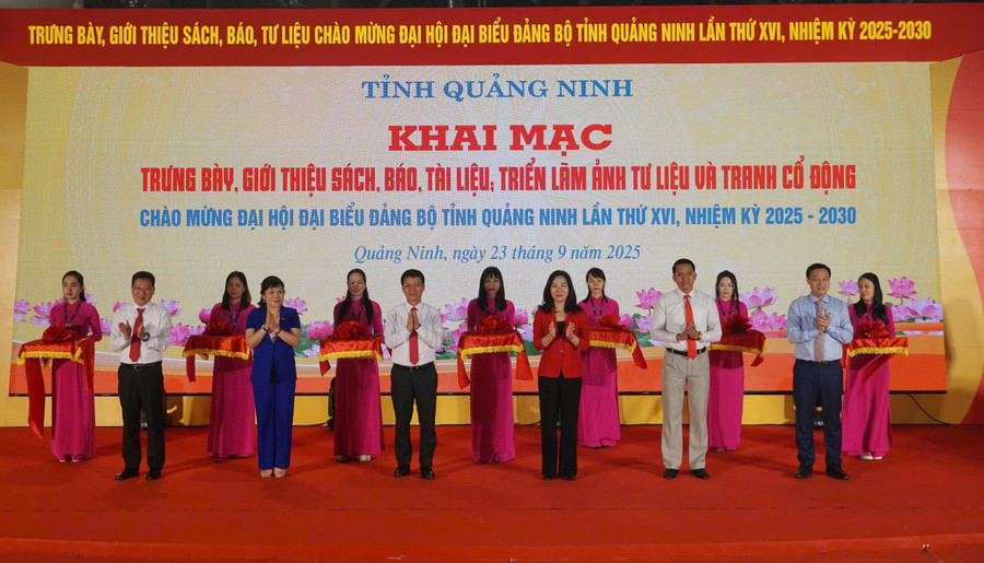 Các đại biểu cắt băng khai mạc trưng bày, giới thiệu sách, báo, tài liệu; triển lãm ảnh tư liệu và tranh cổ động chào mừng Đại hội đại biểu Đảng bộ tỉnh Quảng Ninh lần thứ XVI, nhiệm kỳ 2025-2030. anh-123456.jpg