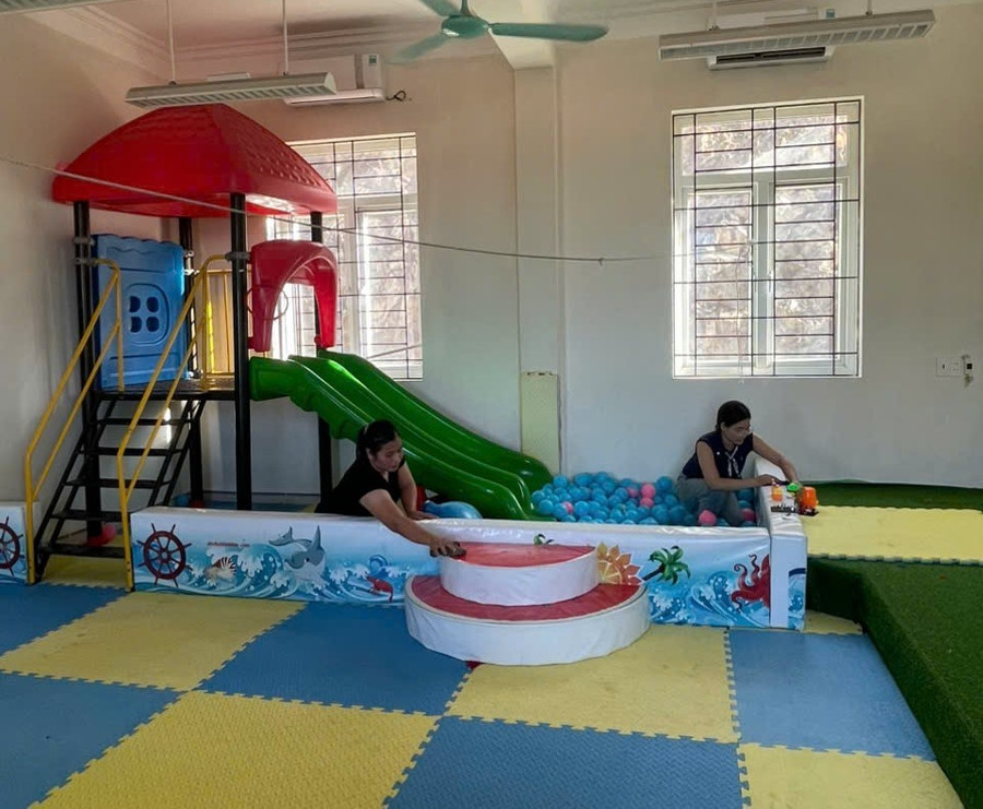 Năm học này, cô Phạm Thị Hòa và cô Lê Thị Mai Linh, hai giáo viên tình nguyện ra đảo đã đưa theo con trai của mình, một em học lớp 3 và một em lớp 5, để cùng học với các bạn trên đảo. Việc làm này không chỉ giúp các em học sinh có thêm bạn bè, mà còn thể hiện sự gắn bó, sẵn sàng hy sinh của các cô giáo vì sự nghiệp gieo chữ nơi đầu sóng. “Tôi đưa con ra đảo học để con được gần mẹ, tiện kèm cặp việc học hành, đồng thời giúp con trải nghiệm cuộc sống nơi biển đảo, giúp con rèn luyện tính tự lập, biết chia sẻ khó khăn và yêu hơn mảnh đất tiền tiêu của Tổ quốc”, cô Linh (giáo viên giảng dạy lớp ghép, lớp 4 và lớp 5) nói. anh-4.jpg