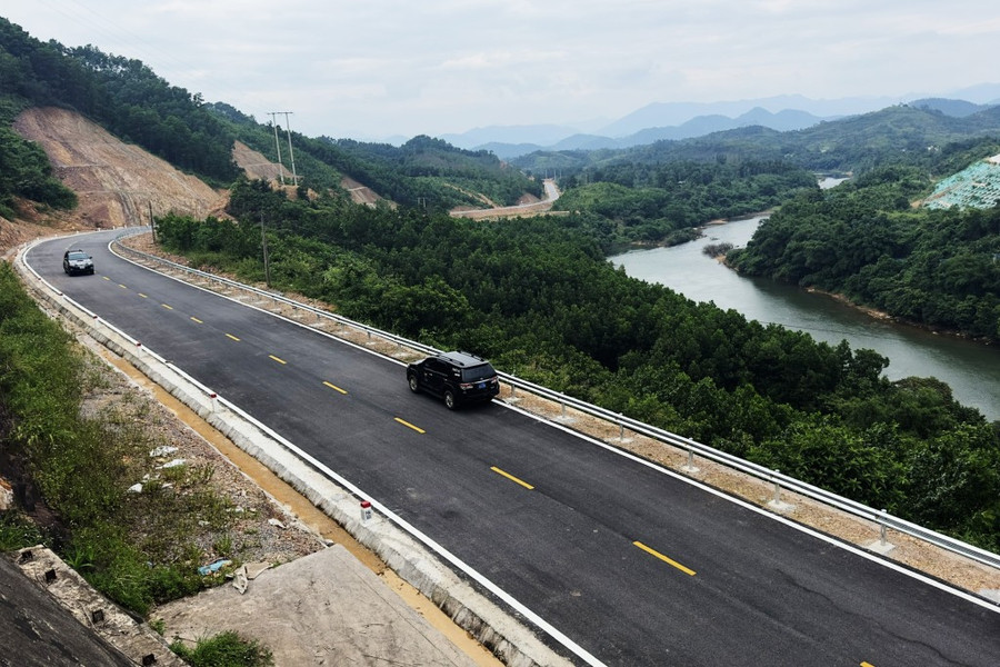 Tỉnh lộ 341 được đầu tư đồng bộ với 2 làn xe.