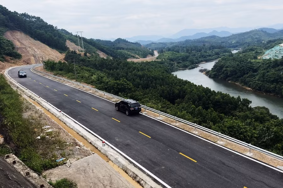 Tỉnh lộ 341 được đầu tư đồng bộ với 2 làn xe.