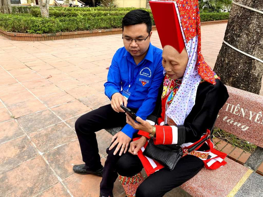 Đoàn viên hướng dẫn người dân cài đặt các ứng dụng chuyển đổi số ở Quảng Ninh.