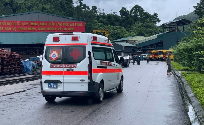 Xe cấp cứu có mặt tại hiện trường đưa người bị tai nạn đi cấp cứu.