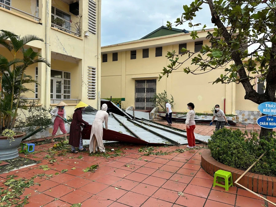 Một trường học trên địa bàn TP Hạ Long bị thổi bay mái tôn.