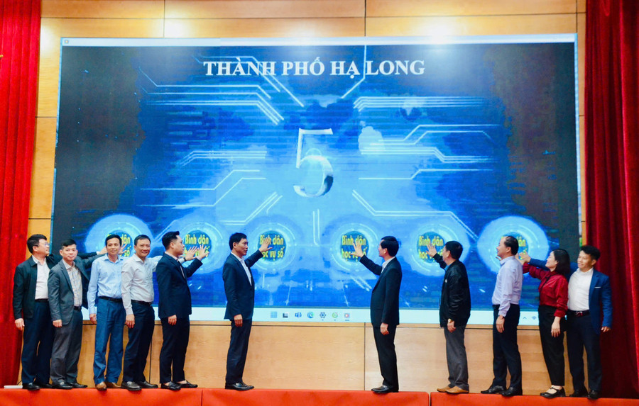 Các đại biểu phát động phong trào "Bình dân học vụ số".