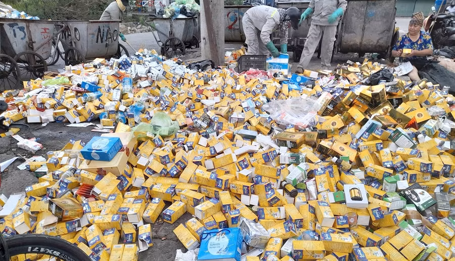 Hàng nghìn hộp thực phẩm chức năng bị đổ bỏ tại bãi rác ở Quảng Ninh.