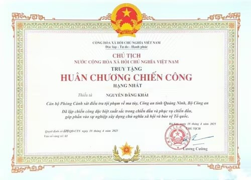 Chủ tịch nước Lương Cường truy tặng Huân chương Chiến công hạng Nhất cho Thiếu tá Nguyễn Đăng Khải.