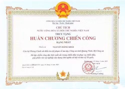 Chủ tịch nước Lương Cường truy tặng Huân chương Chiến công hạng Nhất cho Thiếu tá Nguyễn Đăng Khải.