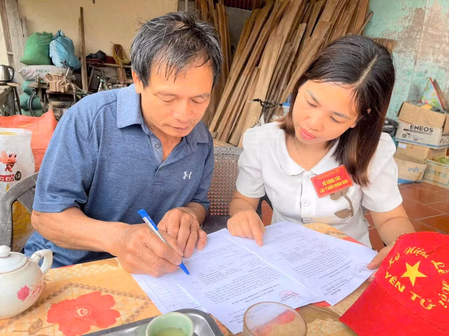 Thành viên tổ công tác xã Canh Tân, huyện Hưng Hà để lấy ý kiến Nhân dân.