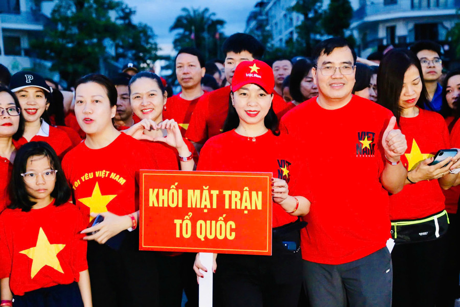 Tham dự sự kiện tại Quảng trường 30/10 (phường Hạ Long) có ông Phạm Đức Ấn, Chủ tịch UBND tỉnh; lãnh đạo Công an tỉnh, các sở, ban, ngành cùng hơn 6.000 cán bộ, chiến sĩ lực lượng vũ trang, đại diện các đoàn thể, công chức, đoàn viên, thanh niên, học sinh và Nhân dân. anh-2.jpg