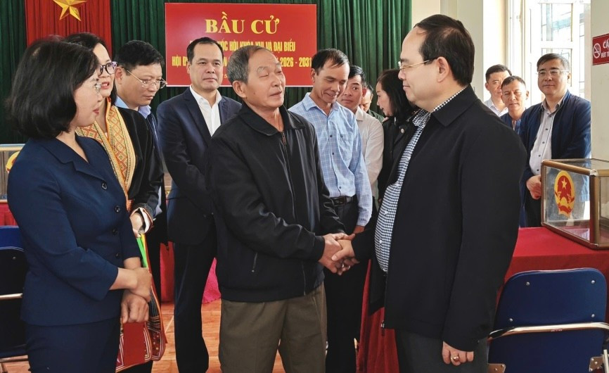 Ông Quản Minh Cường, Bí thư Tỉnh ủy Quảng Ninh kiểm tra công tác chuẩn bị bầu cử tại xã Thống Nhất hôm 12/3.