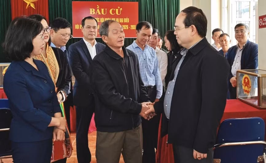 Ông Quản Minh Cường, Bí thư Tỉnh ủy Quảng Ninh kiểm tra công tác chuẩn bị bầu cử tại xã Thống Nhất hôm 12/3.