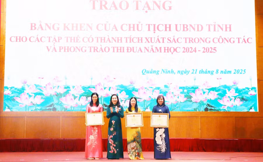 Bà Nguyễn Thị Hạnh, Phó Chủ tịch UBND tỉnh Quảng Ninh trao Bằng khen của UBND tỉnh cho các tập thể có thành tích xuất sắc năm học 2024-2025.