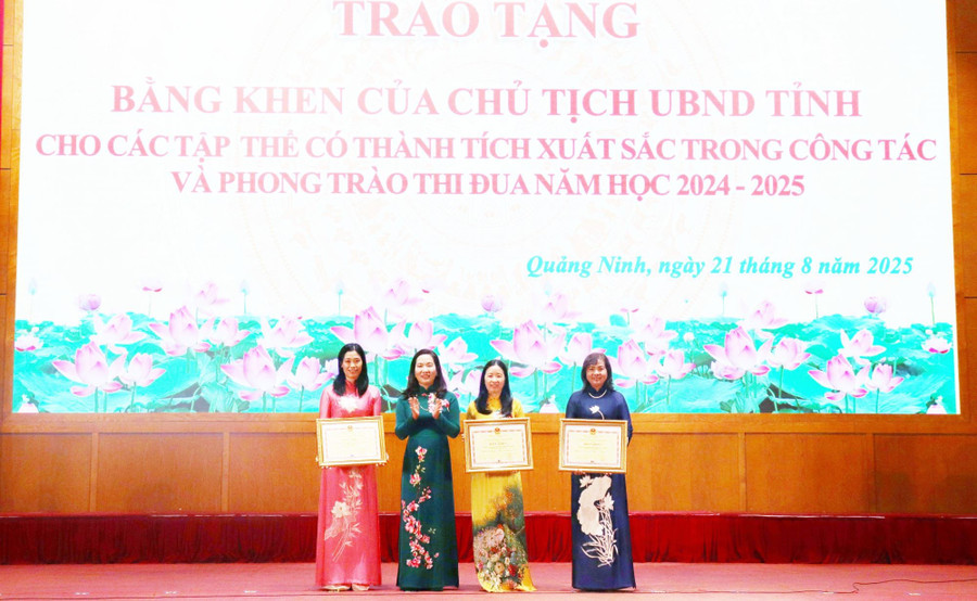 Bà Nguyễn Thị Hạnh, Phó Chủ tịch UBND tỉnh Quảng Ninh trao Bằng khen của UBND tỉnh cho các tập thể có thành tích xuất sắc năm học 2024-2025.