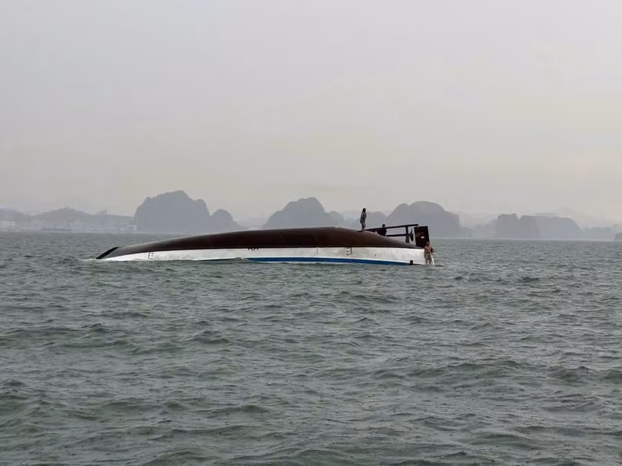 Tàu du lịch Vịnh Xanh 58 bị lật hôm 19/7.