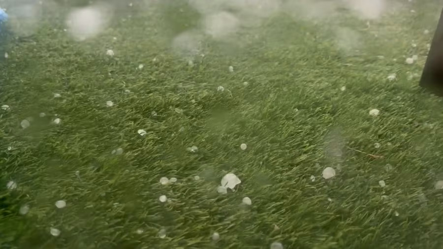 Mưa đá xuất hiện tại Quảng Ninh chiều 19/7.