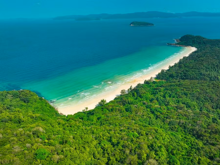 Một bãi tắm ở huyện đảo Cô Tô.