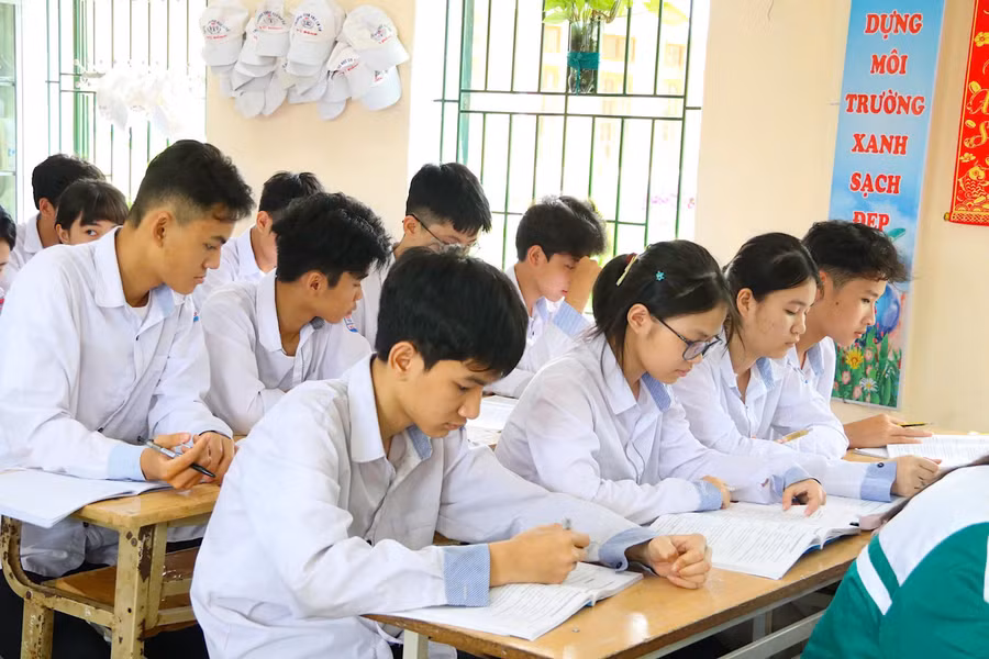 Học sinh lớp 9 Trường THCS Vũ Chính (TP Thái Bình) trong giờ ôn tập.