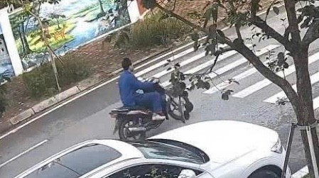 Nghi phạm tẩu thoát bằng xe máy. img-9113.jpg