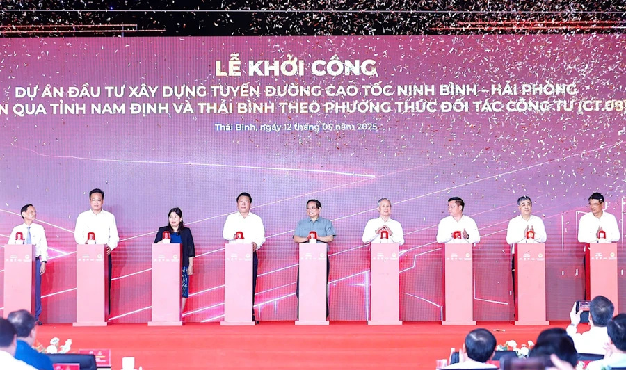 Thủ tướng Phạm Minh Chính và các đại biểu thực hiện nghi thức khởi công dự án. 