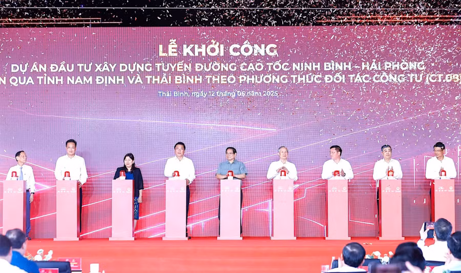 Thủ tướng Phạm Minh Chính và các đại biểu thực hiện nghi thức khởi công dự án. 