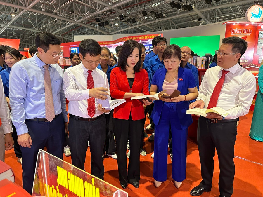 Các đại biểu tham quan khu vực trưng bày, triển lãm. 