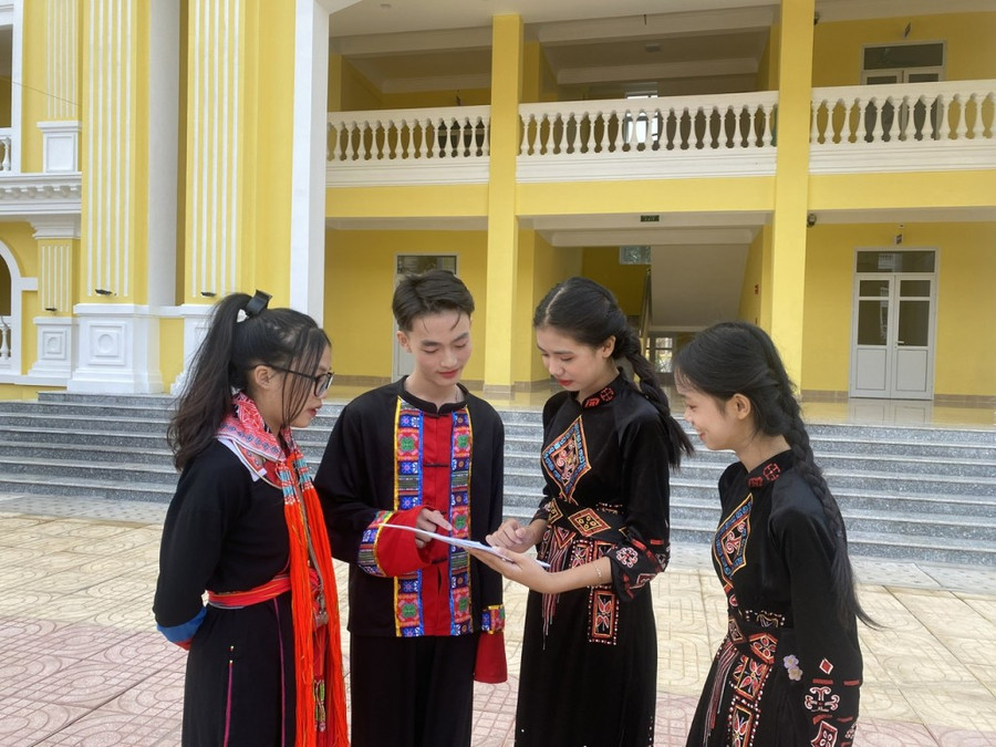 Học sinh Trường THCS&THPT Quảng La, xã miền núi Quảng La.