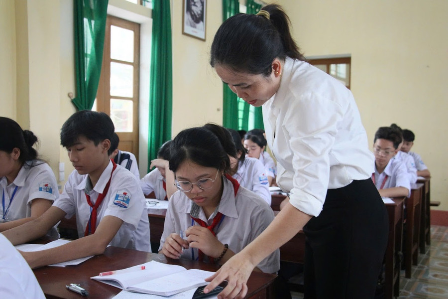 Giáo viên luôn theo sát, giúp học sinh ôn tập. anh-2.jpg